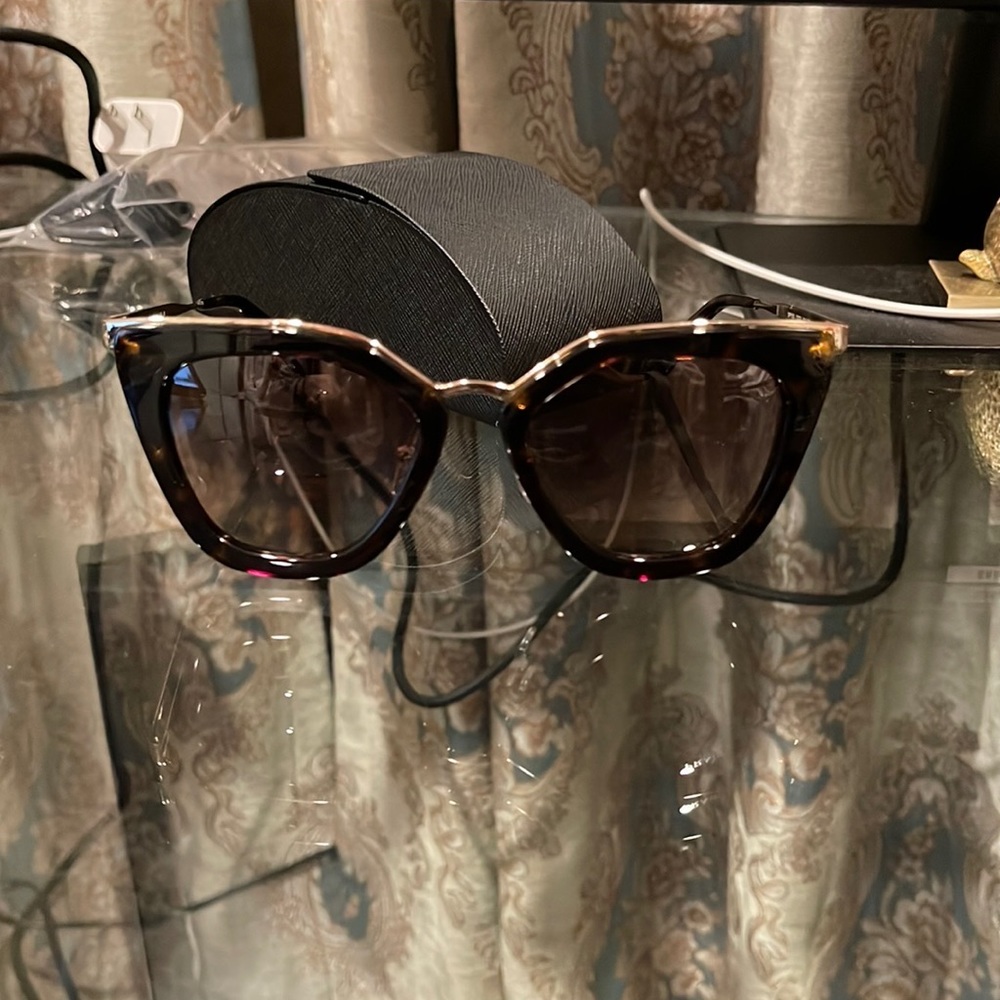 Prada sunglasses - Picture 2 of 11